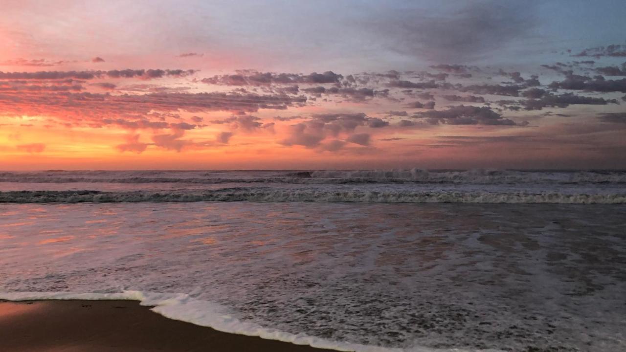 Апартаменты Frente Pro Mar - A - Praia Do Tombo - Beachfront Гуаружа Экстерьер фото